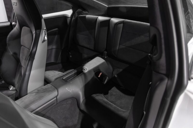 Sièges – PORSCHE – 911 991.1 4 GTS – 2015 – Blanc Carrara Métallisé – 42 900 km – 430 ch – Flat 6 Atmo – Transmission : séquentielle – Origine Italie – Privaty Cars – Expert des sportives d’occasion haut de gamme en Charente-Maritime