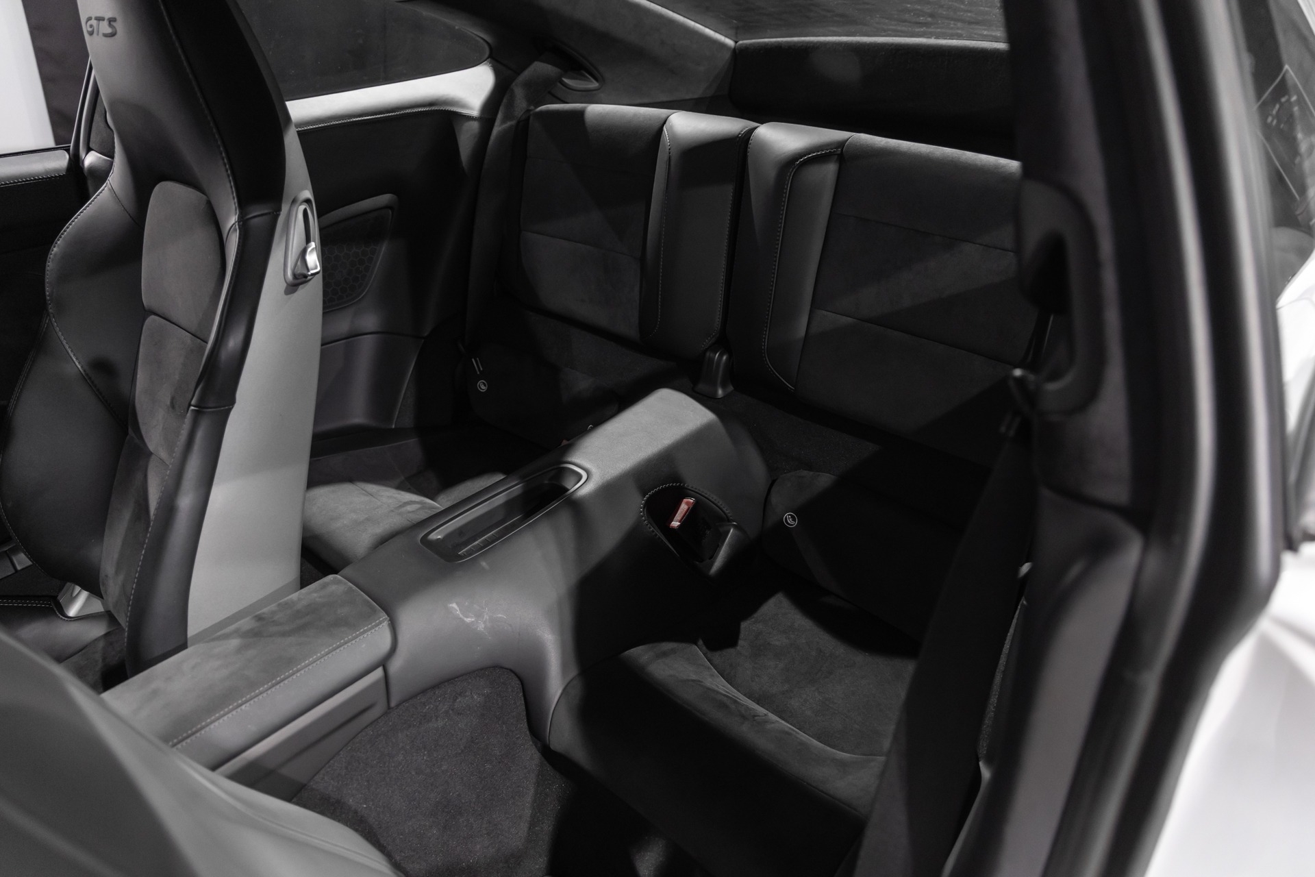 Sièges – PORSCHE – 911 991.1 4 GTS – 2015 – Blanc Carrara Métallisé – 42 900 km – 430 ch – Flat 6 Atmo – Transmission : séquentielle – Origine Italie – Privaty Cars – Expert des sportives d’occasion haut de gamme en Charente-Maritime
