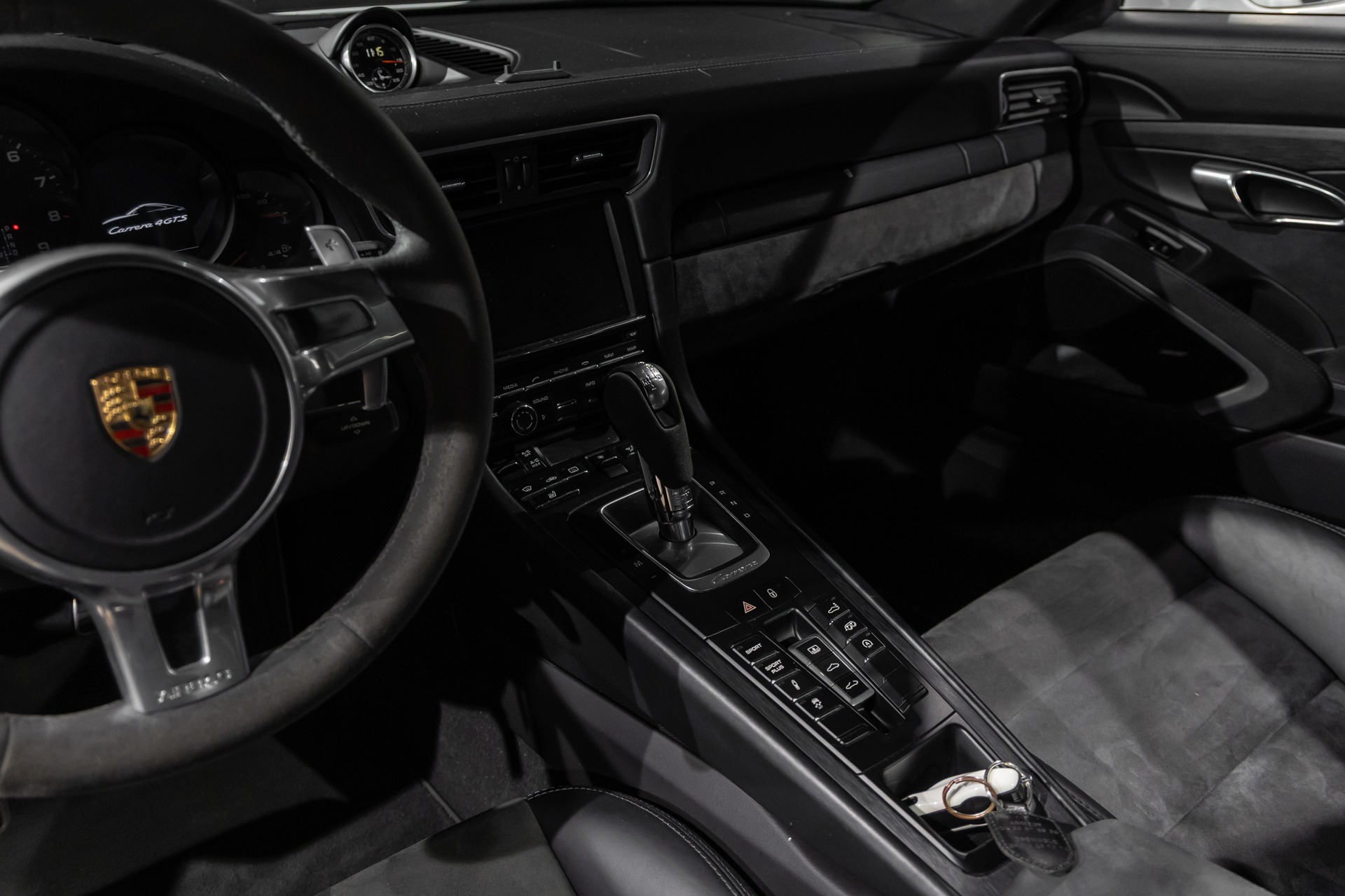 Tableau de bord – PORSCHE – 911 991.1 4 GTS – 2015 – Blanc Carrara Métallisé – 42 900 km – 430 ch – Flat 6 Atmo – Transmission : séquentielle – Origine Italie – Privaty Cars – Recherche de supercars hors marché à 2 heures de Paris en TGV