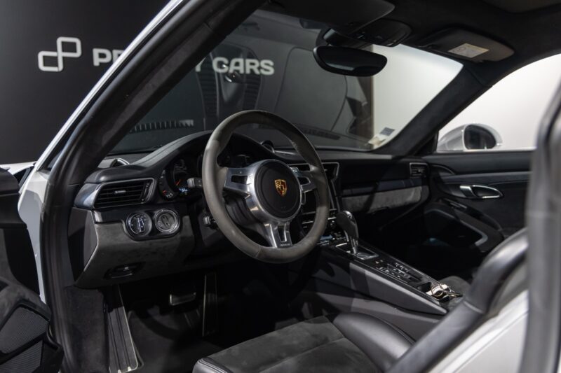 Tableau de bord – PORSCHE – 911 991.1 4 GTS – 2015 – Blanc Carrara Métallisé – 42 900 km – 430 ch – Flat 6 Atmo – Transmission : séquentielle – Origine Italie – Privaty Cars – Rachat cash de voitures de sport d’occasion à La Rochelle