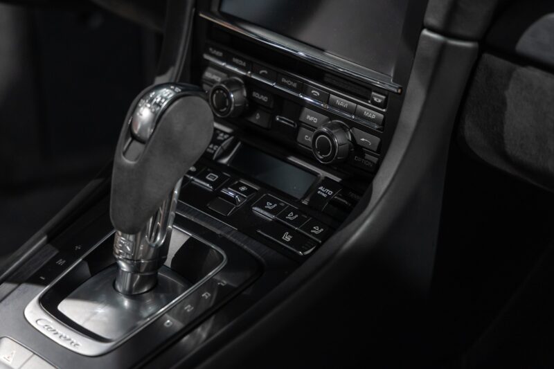 Console centrale avec commandes audio – PORSCHE – 911 991.1 4 GTS – 2015 – Blanc Carrara Métallisé – 42 900 km – 430 ch – Flat 6 Atmo – Transmission : séquentielle – Origine Italie – Privaty Cars – Expert des voitures de prestige d’occasion près de Niort