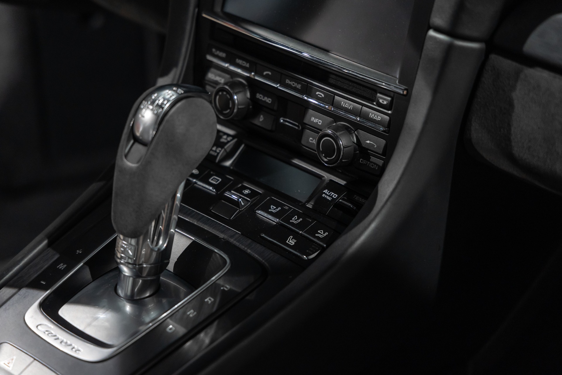 Console centrale avec commandes audio – PORSCHE – 911 991.1 4 GTS – 2015 – Blanc Carrara Métallisé – 42 900 km – 430 ch – Flat 6 Atmo – Transmission : séquentielle – Origine Italie – Privaty Cars – Expert des voitures de prestige d’occasion près de Niort