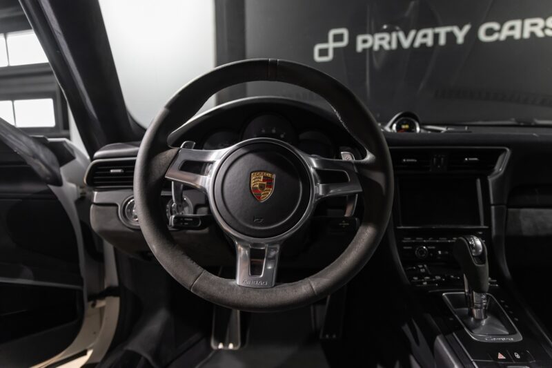 Volant – PORSCHE – 911 991.1 4 GTS – 2015 – Blanc Carrara Métallisé – 42 900 km – 430 ch – Flat 6 Atmo – Transmission : séquentielle – Origine Italie – Privaty Cars – Achat et vente de voitures de luxe d’occasion à 2 heures de Paris en TGV