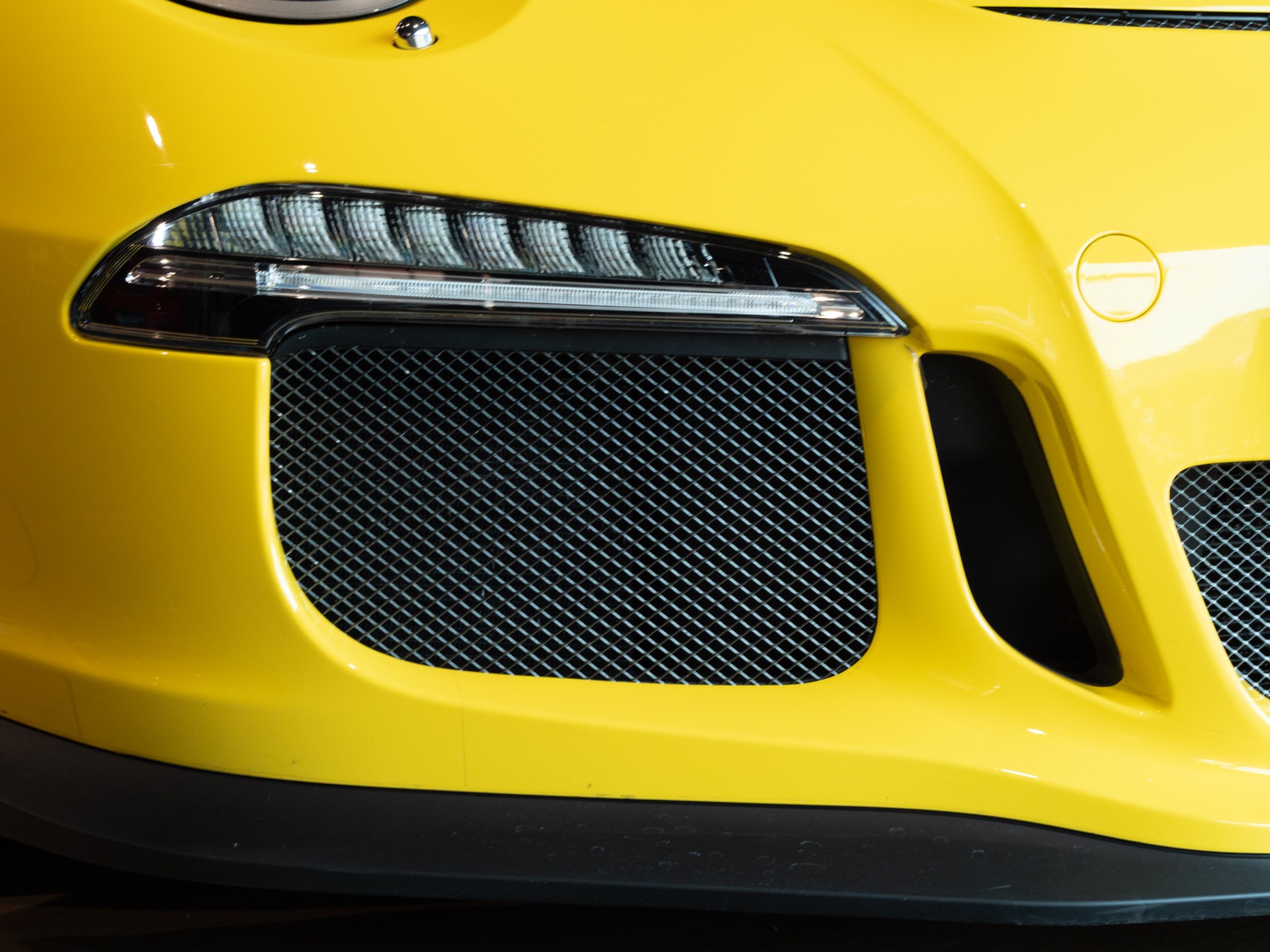 Carrosserie – PORSCHE – Porsche 911 991 GT3 – 2015 – Jaune Racing – 24 900 km – 475 ch – FLAT 6 Atmo – Transmission : Sequentielle – Origine France – Privaty Cars – Estimation et rachat de véhicules haut de gamme près de Niort