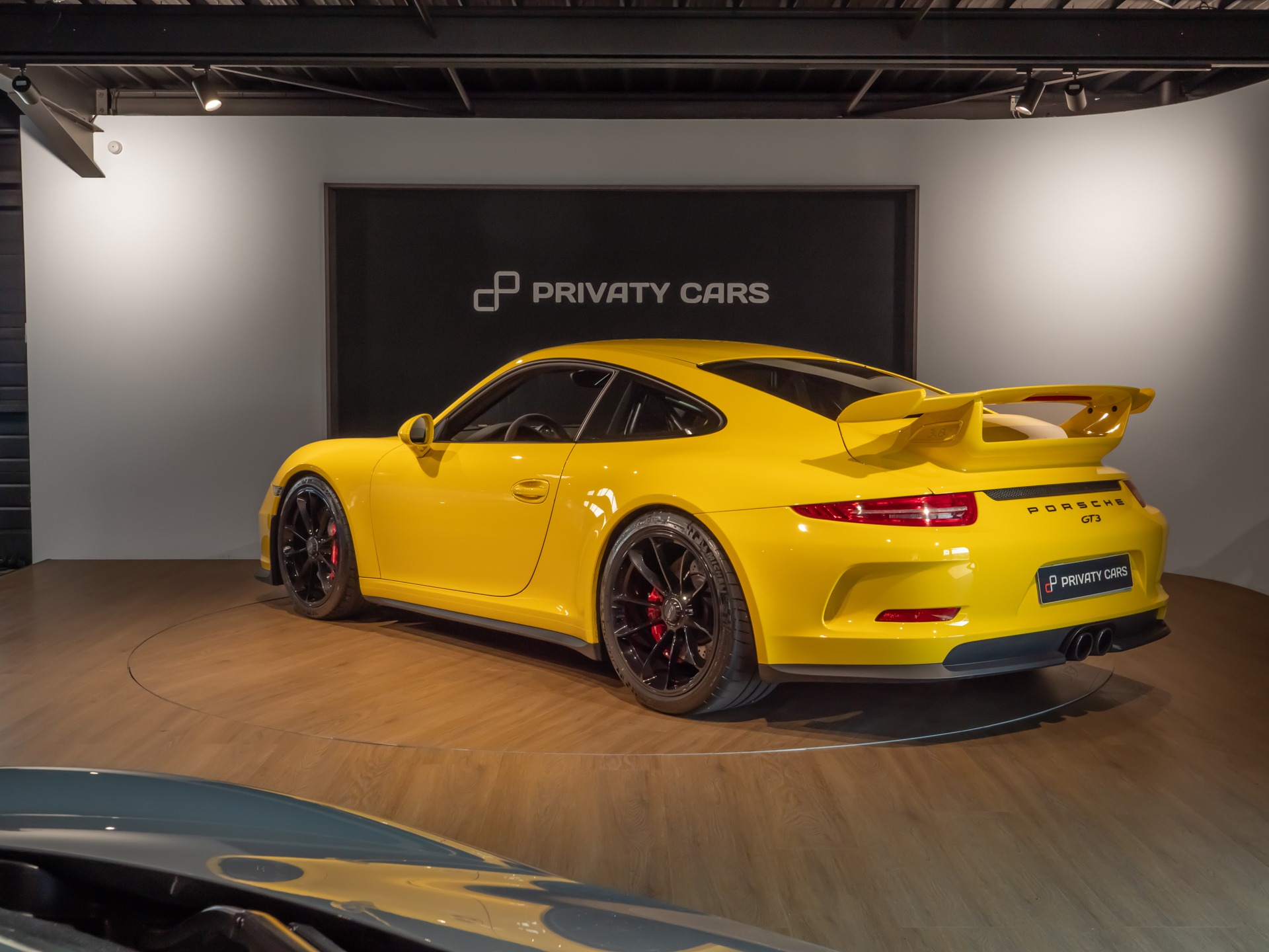 Extérieur – PORSCHE – Porsche 911 991 GT3 – 2015 – Jaune Racing – 24 900 km – 475 ch – FLAT 6 Atmo – Transmission : Sequentielle – Origine France – Privaty Cars – Achat et vente de voitures de sport d’occasion en Nouvelle-Aquitaine