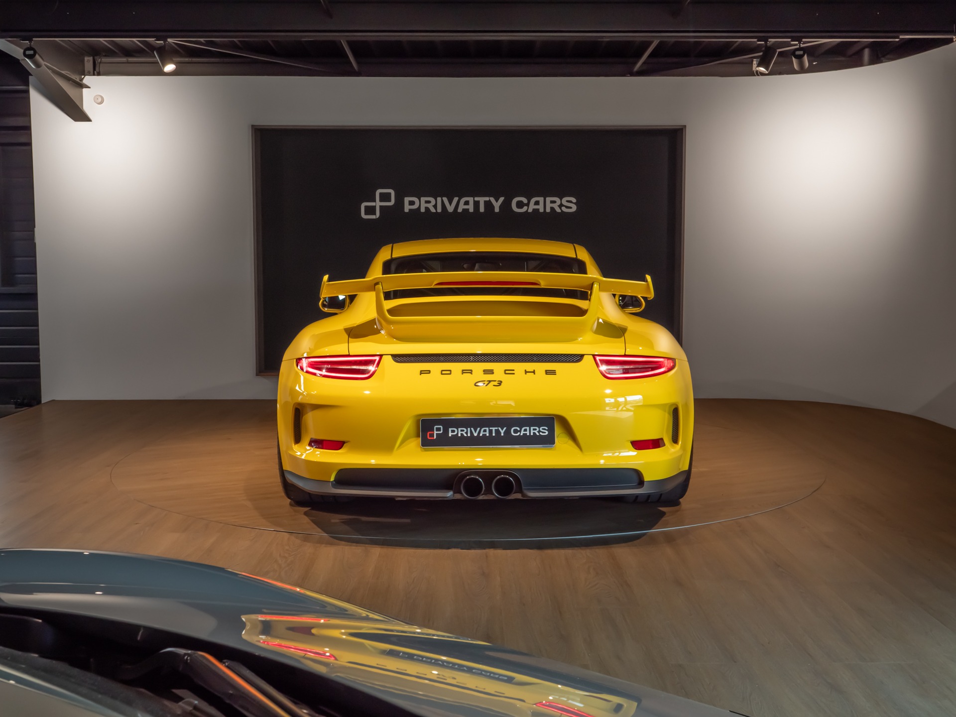 Extérieur – PORSCHE – Porsche 911 991 GT3 – 2015 – Jaune Racing – 24 900 km – 475 ch – FLAT 6 Atmo – Transmission : Sequentielle – Origine France – Privaty Cars – Recherche personnalisée de modèles PORSCHE entre Bordeaux et Nantes
