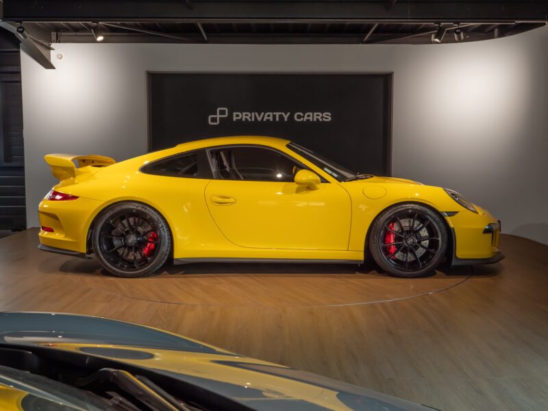 Extérieur – PORSCHE – Porsche 911 991 GT3 – 2015 – Jaune Racing – 24 900 km – 475 ch – FLAT 6 Atmo – Transmission : Sequentielle – Origine France – Privaty Cars – Conciergerie automobile pour véhicules de sport près de Poitiers