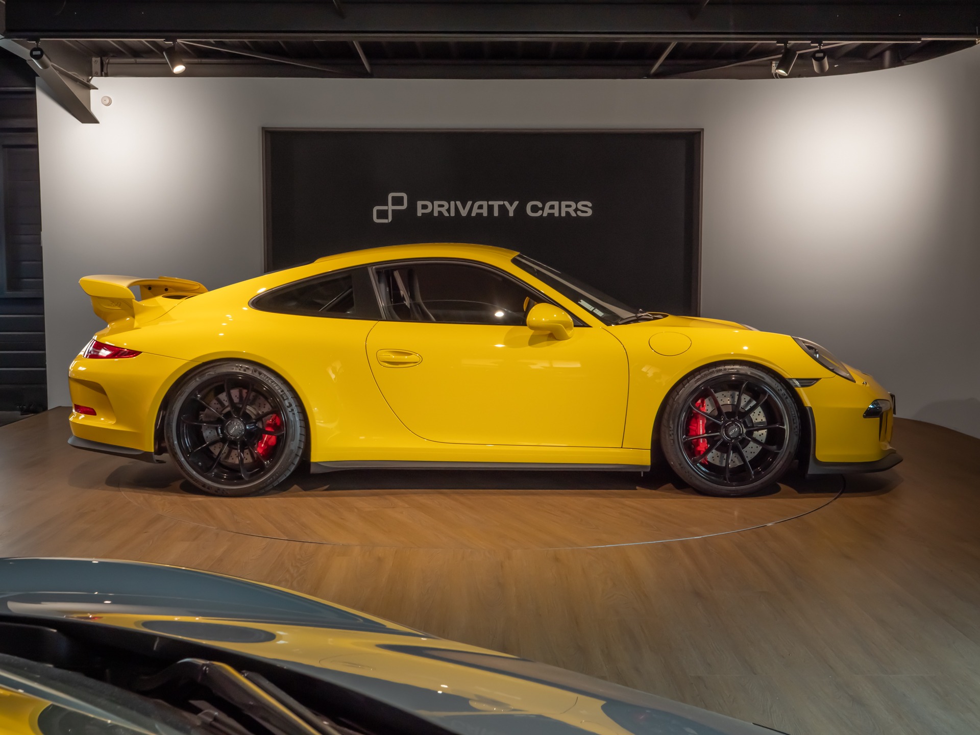 Extérieur – PORSCHE – Porsche 911 991 GT3 – 2015 – Jaune Racing – 24 900 km – 475 ch – FLAT 6 Atmo – Transmission : Sequentielle – Origine France – Privaty Cars – Conciergerie automobile pour véhicules de sport près de Poitiers