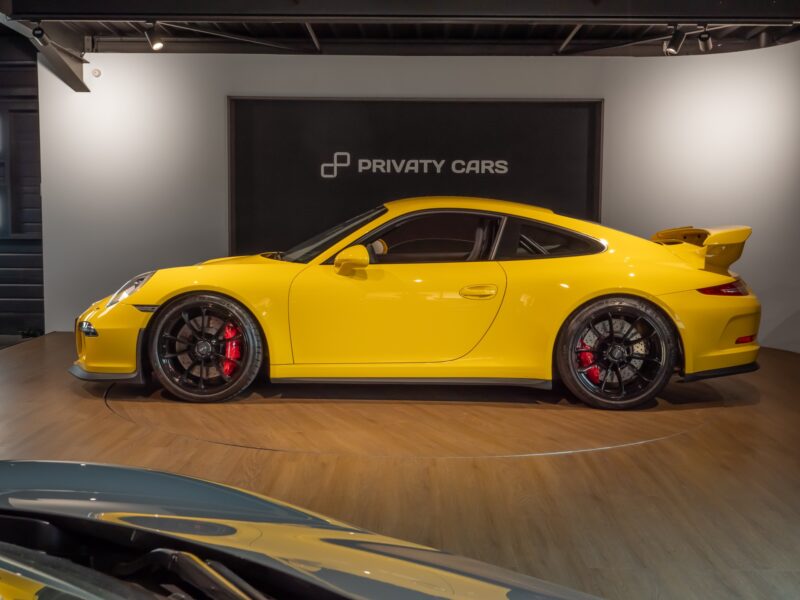 Vue latérale avec aileron arrière – PORSCHE – Porsche 911 991 GT3 – 2015 – Jaune Racing – 24 900 km – 475 ch – FLAT 6 Atmo – Transmission : Sequentielle – Origine France – Privaty Cars – Commerce de voitures de sport luxe et premium près de Poitiers