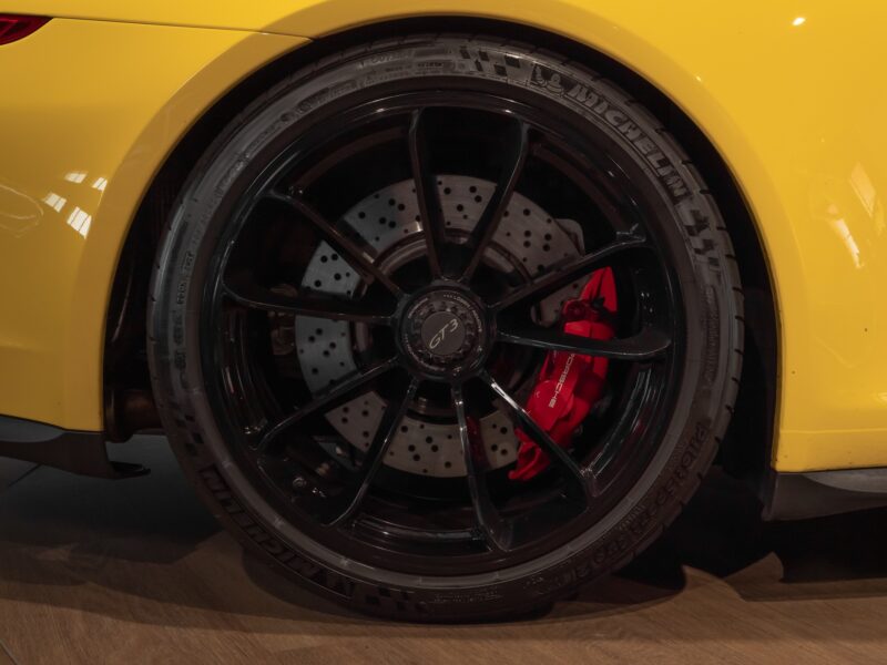 Jantes – PORSCHE – Porsche 911 991 GT3 – 2015 – Jaune Racing – 24 900 km – 475 ch – FLAT 6 Atmo – Transmission : Sequentielle – Origine France – Privaty Cars – Rachat cash de voitures de sport d’occasion en Charente-Maritime