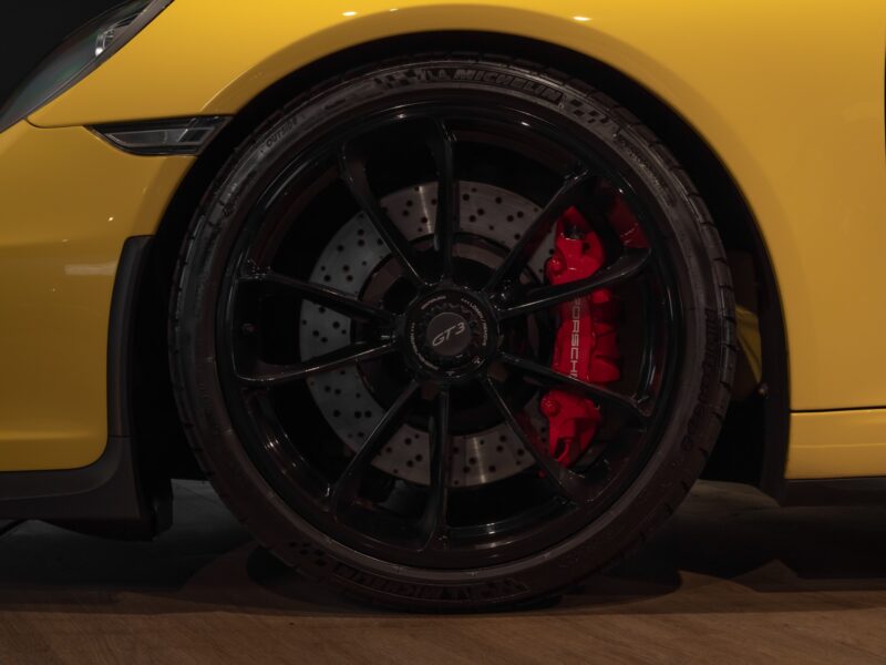 Jantes – PORSCHE – Porsche 911 991 GT3 – 2015 – Jaune Racing – 24 900 km – 475 ch – FLAT 6 Atmo – Transmission : Sequentielle – Origine France – Privaty Cars – Négoce de véhicules GT et sportives d’exception en Charente-Maritime