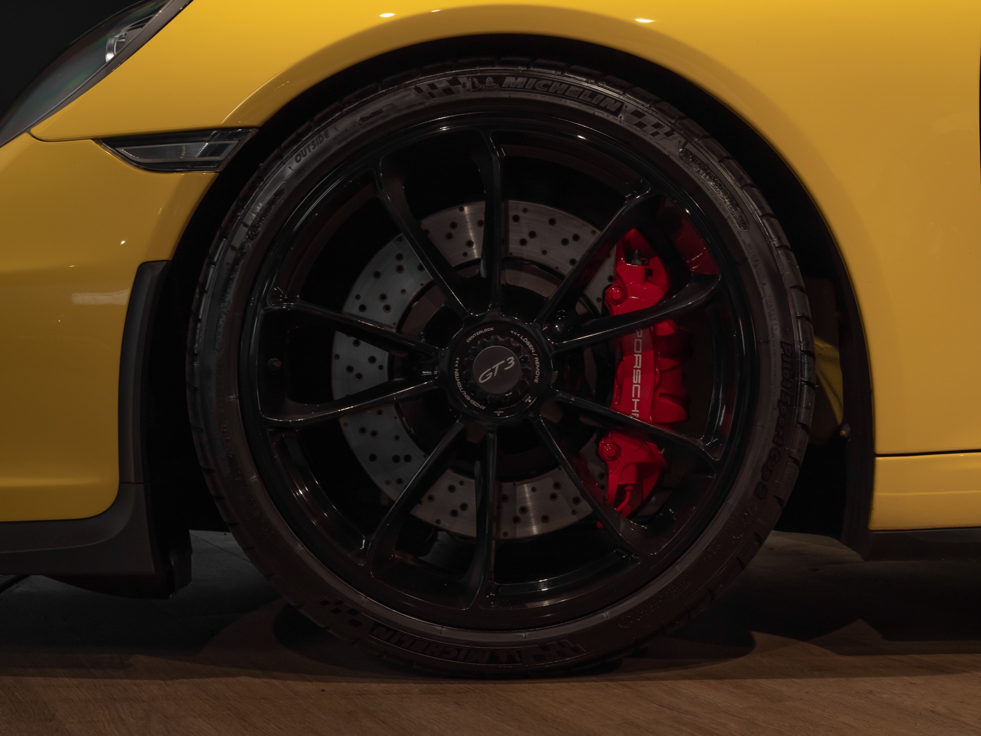 Jantes – PORSCHE – Porsche 911 991 GT3 – 2015 – Jaune Racing – 24 900 km – 475 ch – FLAT 6 Atmo – Transmission : Sequentielle – Origine France – Privaty Cars – Négoce de véhicules GT et sportives d’exception en Charente-Maritime