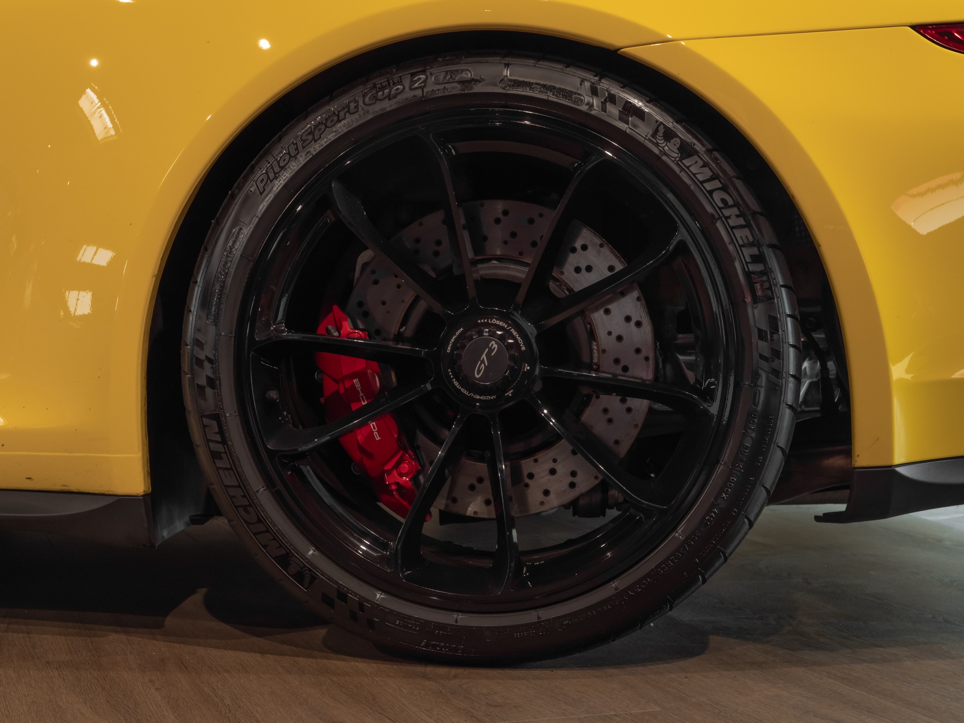 Jantes – PORSCHE – Porsche 911 991 GT3 – 2015 – Jaune Racing – 24 900 km – 475 ch – FLAT 6 Atmo – Transmission : Sequentielle – Origine France – Privaty Cars – Rachat express de supercars et hypercars dans l’Ouest de la France