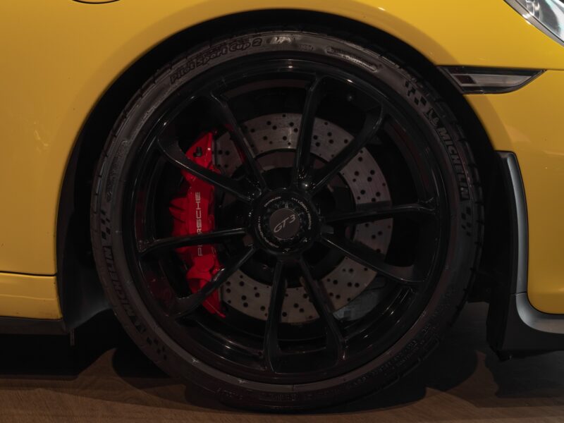 Jantes – PORSCHE – Porsche 911 991 GT3 – 2015 – Jaune Racing – 24 900 km – 475 ch – FLAT 6 Atmo – Transmission : Sequentielle – Origine France – Privaty Cars – Mandat de vente pour automobiles de luxe près de Poitiers