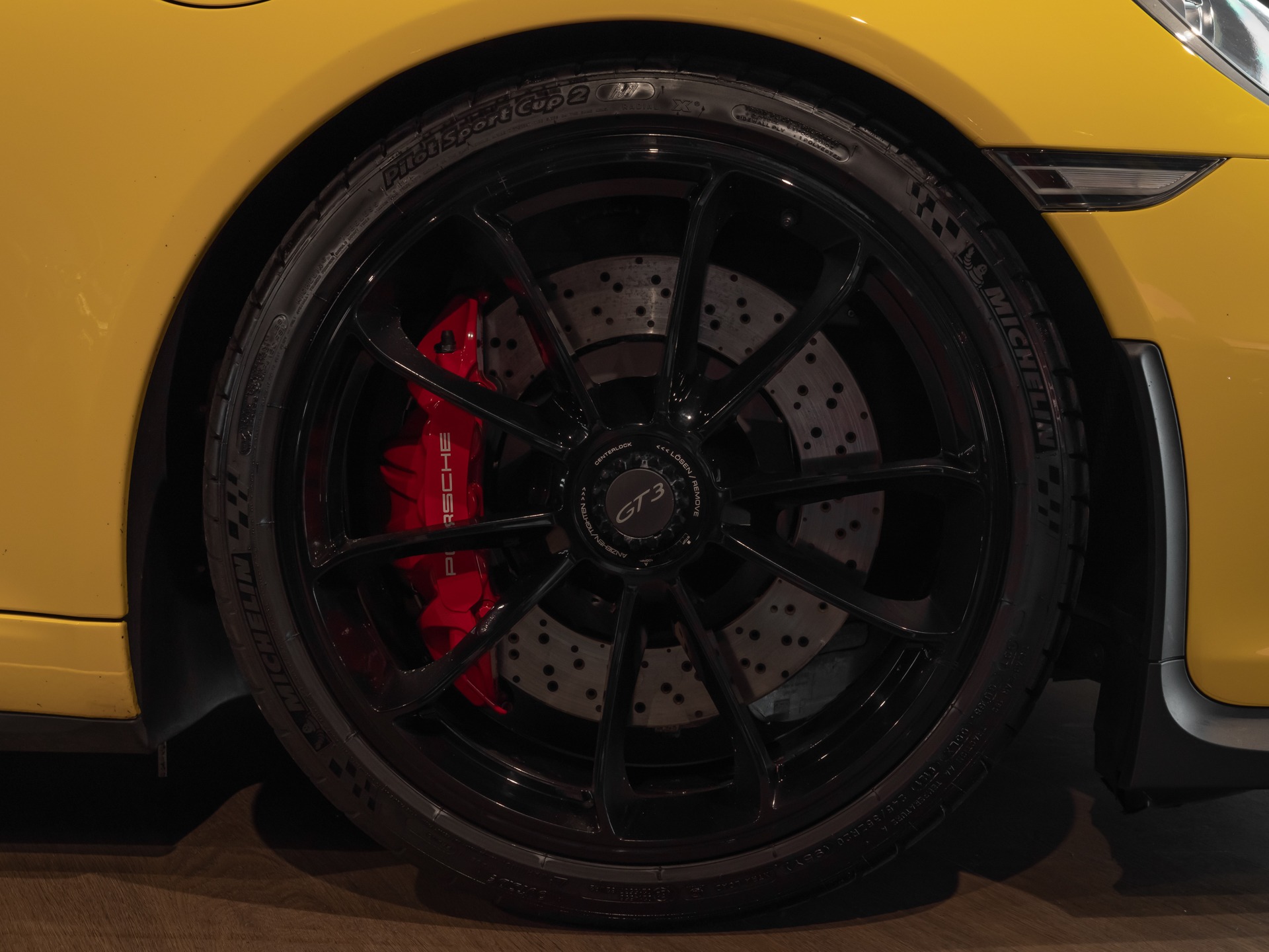Jantes – PORSCHE – Porsche 911 991 GT3 – 2015 – Jaune Racing – 24 900 km – 475 ch – FLAT 6 Atmo – Transmission : Sequentielle – Origine France – Privaty Cars – Mandat de vente pour automobiles de luxe près de Poitiers