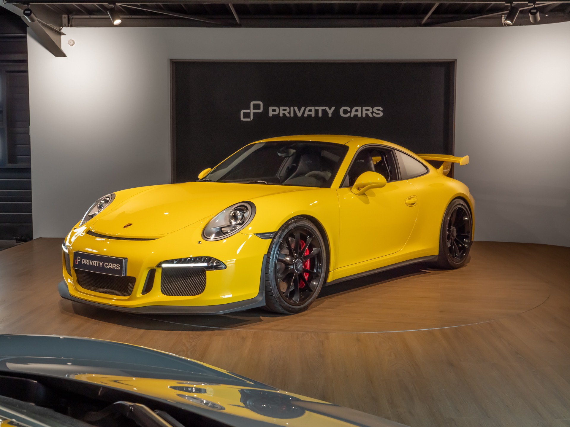 À vendre – PORSCHE – Porsche 911 991 GT3 – 2015 – Jaune Racing – 24 900 km – 475 ch – FLAT 6 Atmo – Transmission : Sequentielle – Photo principale – Origine France – Privaty Cars – Recherche personnalisée de modèles PORSCHE en Charente-Maritime