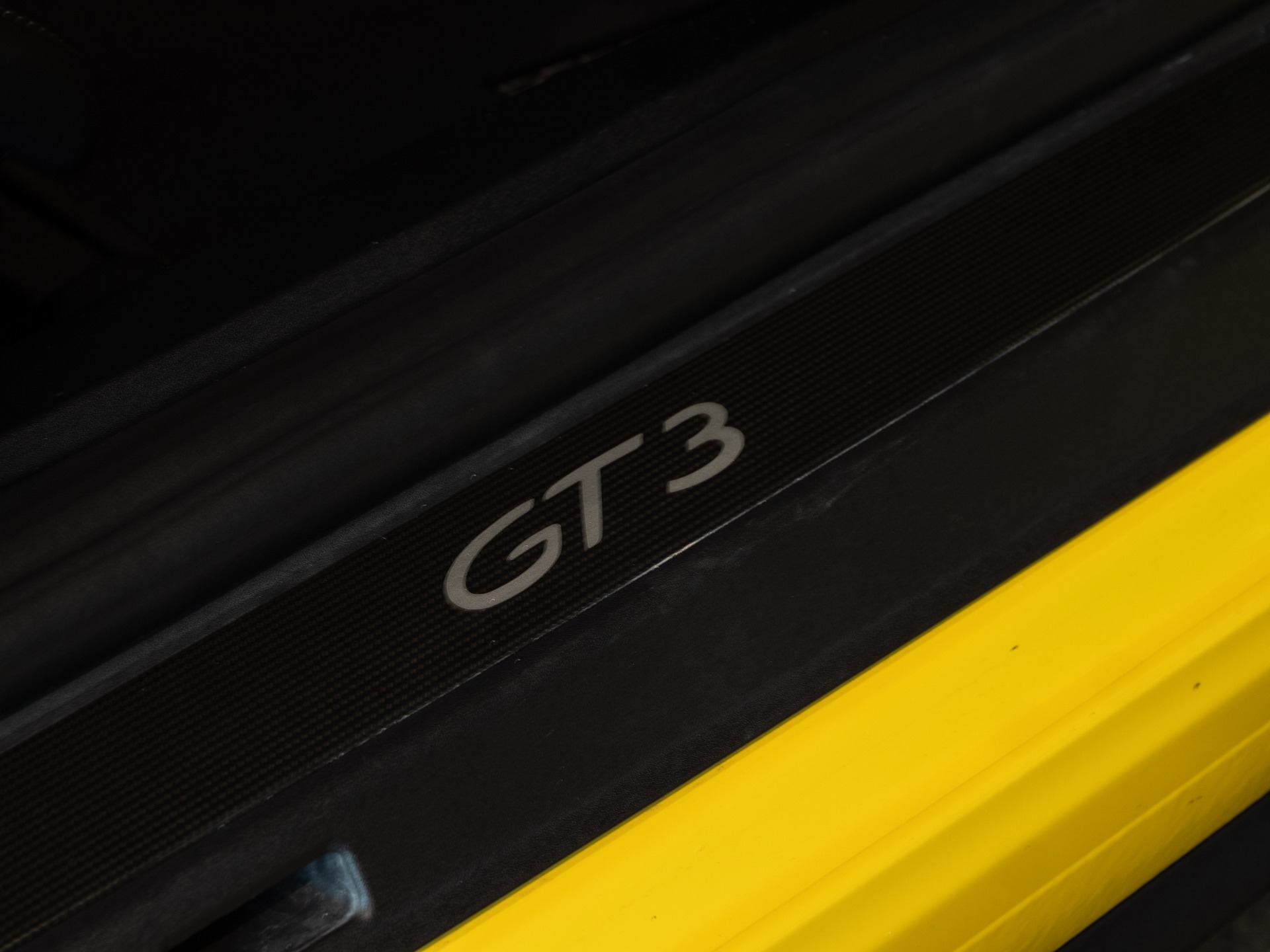 Tableau de bord – PORSCHE – Porsche 911 991 GT3 – 2015 – Jaune Racing – 24 900 km – 475 ch – FLAT 6 Atmo – Transmission : Sequentielle – Origine France – Privaty Cars – Expert des sportives d’occasion haut de gamme près de Niort