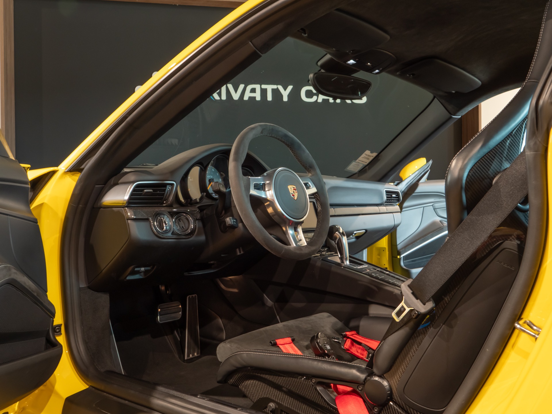 Tableau de bord – PORSCHE – Porsche 911 991 GT3 – 2015 – Jaune Racing – 24 900 km – 475 ch – FLAT 6 Atmo – Transmission : Sequentielle – Origine France – Privaty Cars – Recherche personnalisée de modèles PORSCHE en Nouvelle-Aquitaine