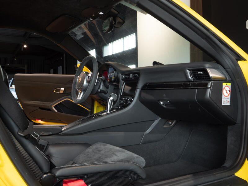 Tableau de bord – PORSCHE – Porsche 911 991 GT3 – 2015 – Jaune Racing – 24 900 km – 475 ch – FLAT 6 Atmo – Transmission : Sequentielle – Origine France – Privaty Cars – Sélection de véhicules PORSCHE disponibles dans l’Ouest de la France