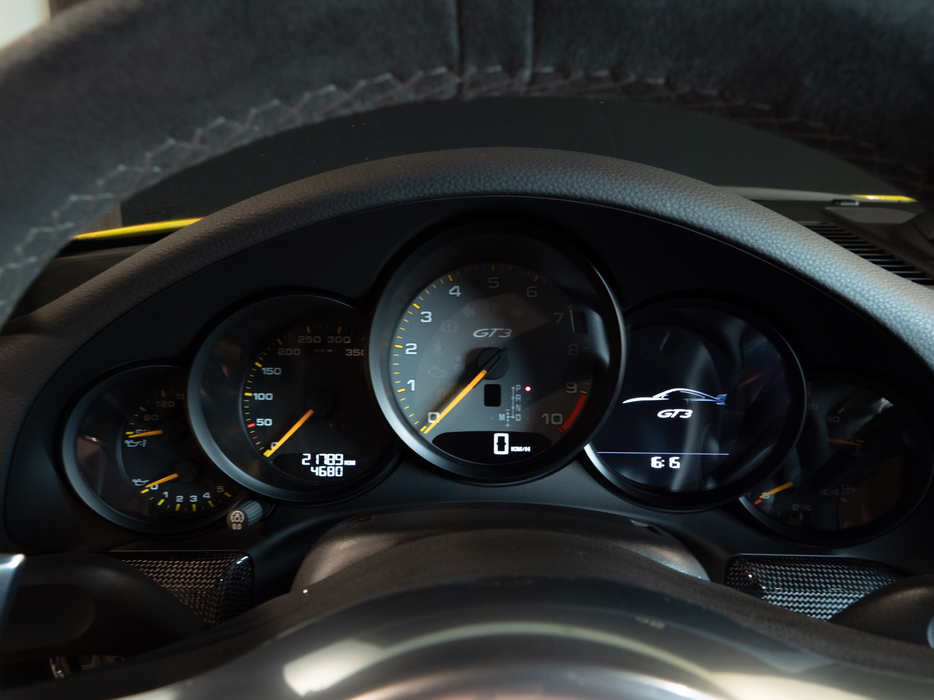 Volant – PORSCHE – Porsche 911 991 GT3 – 2015 – Jaune Racing – 24 900 km – 475 ch – FLAT 6 Atmo – Transmission : Sequentielle – Origine France – Privaty Cars – Dépôt-vente sécurisé de véhicules de prestige proche de Nantes