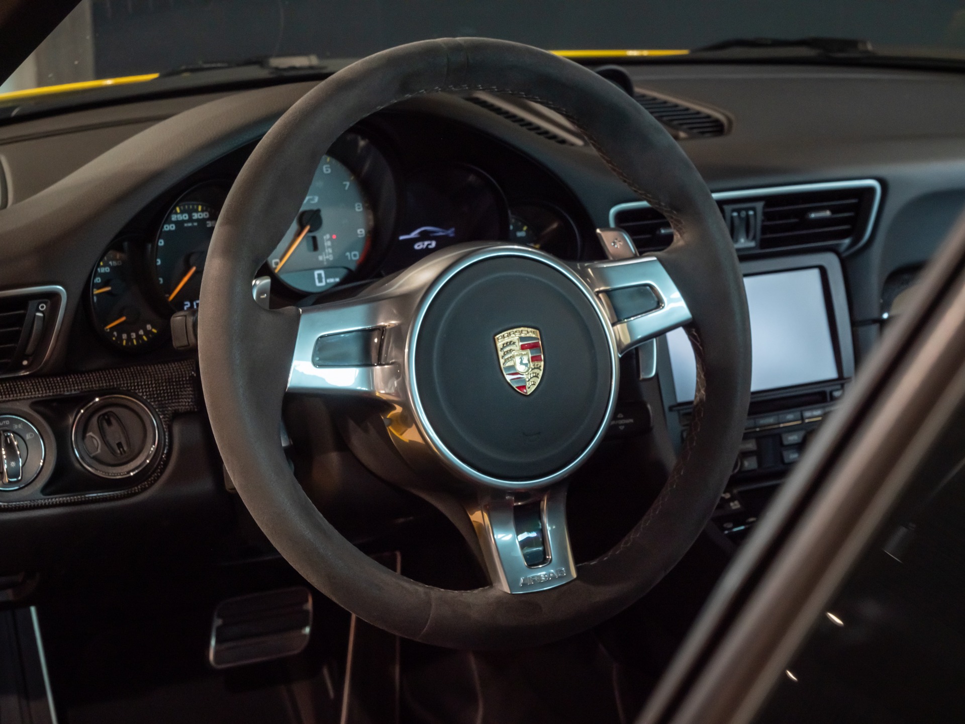 Volant – PORSCHE – Porsche 911 991 GT3 – 2015 – Jaune Racing – 24 900 km – 475 ch – FLAT 6 Atmo – Transmission : Sequentielle – Origine France – Privaty Cars – Importation de véhicules de prestige et sportifs en Charente-Maritime
