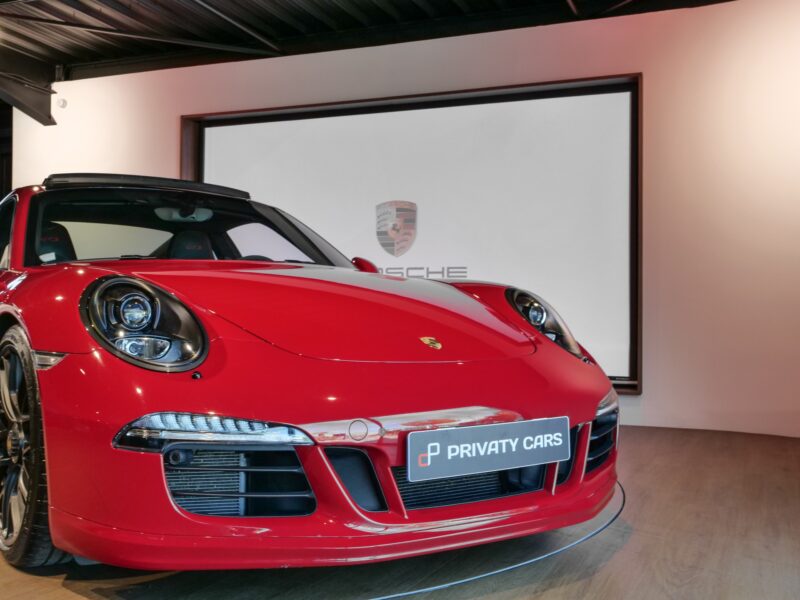 Phares ronds avec feux diurnes – PORSCHE – 911 991 GTS – 2015 – Rouge Carmin – 18 900 km – 430 ch – Flat 6 Atmo – Transmission : Sequentielle – Origine Suède – Privaty Cars – Showroom de voitures de sport haut de gamme proche de Nantes