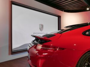 Aileron arrière avec grilles de ventilation – PORSCHE – 911 991 GTS – 2015 – Rouge Carmin – 18 900 km – 430 ch – Flat 6 Atmo – Transmission : Sequentielle – Origine Suède – Privaty Cars – Dépôt-vente sécurisé de véhicules de prestige près de Niort