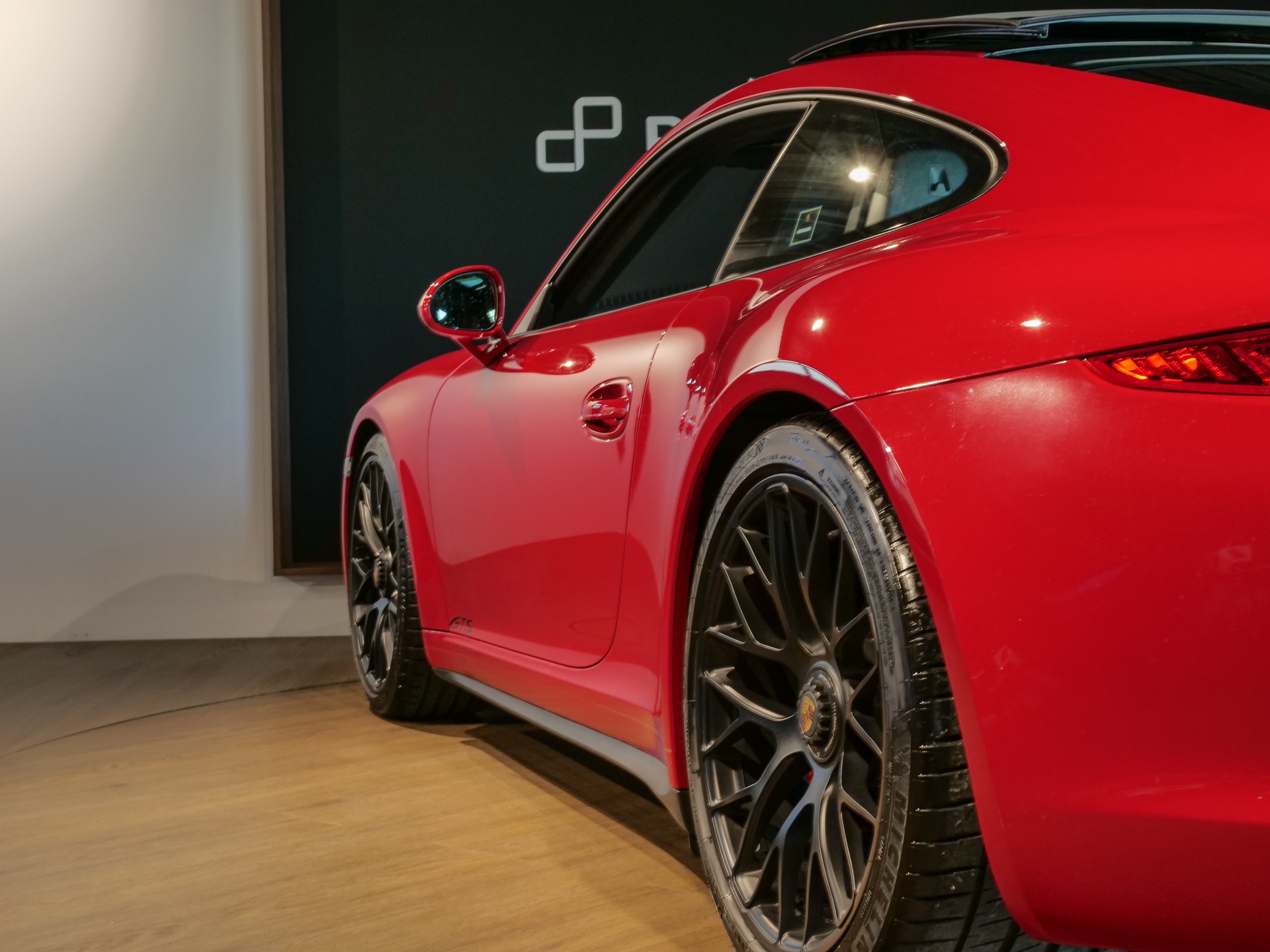 Jante alliage noir mat – PORSCHE – 911 991 GTS – 2015 – Rouge Carmin – 18 900 km – 430 ch – Flat 6 Atmo – Transmission : Sequentielle – Origine Suède – Privaty Cars – Achat et vente de véhicules PORSCHE d’occasion près de Poitiers