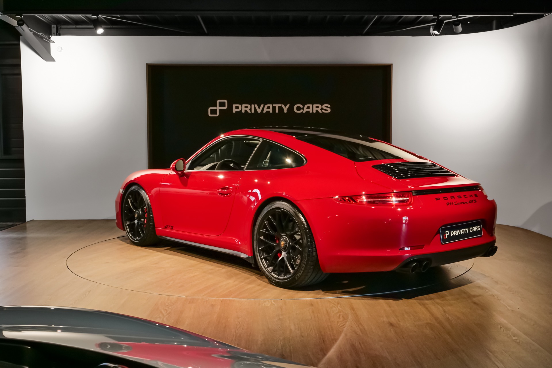 Vue arrière avec jantes noires – PORSCHE – 911 991 GTS – 2015 – Rouge Carmin – 18 900 km – 430 ch – Flat 6 Atmo – Transmission : Sequentielle – Origine Suède – Privaty Cars – Conciergerie automobile pour véhicules de sport proche de Bordeaux