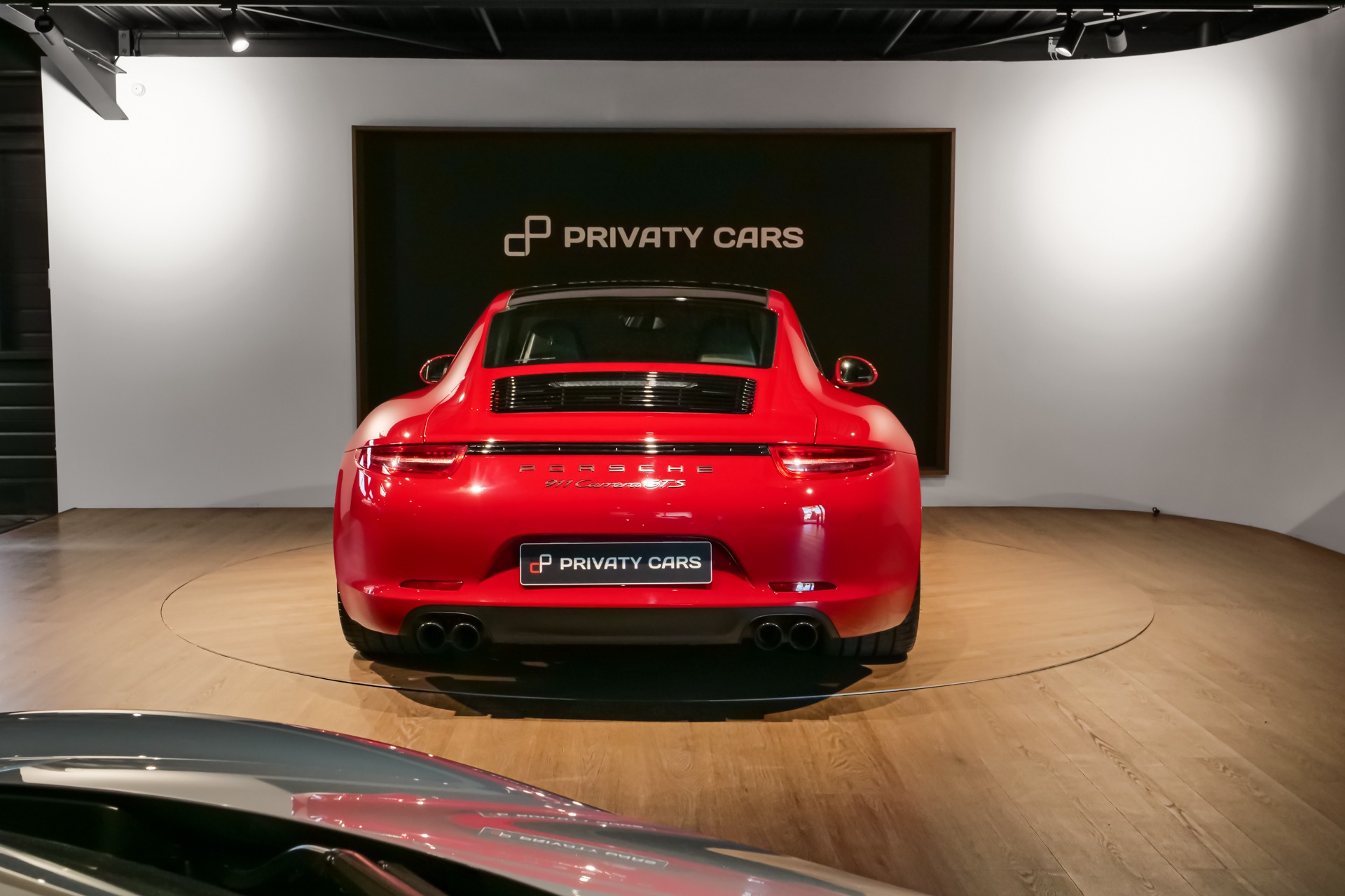 Vue arrière avec double sortie d'échappement – PORSCHE – 911 991 GTS – 2015 – Rouge Carmin – 18 900 km – 430 ch – Flat 6 Atmo – Transmission : Sequentielle – Origine Suède – Privaty Cars – Chasseur de voitures de sport sur mesure près de Poitiers