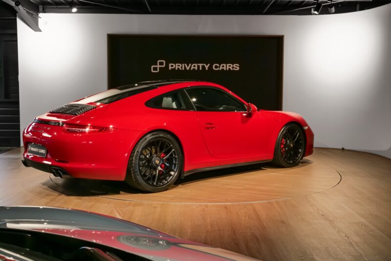 Vue arrière avec jantes noires – PORSCHE – 911 991 GTS – 2015 – Rouge Carmin – 18 900 km – 430 ch – Flat 6 Atmo – Transmission : Sequentielle – Origine Suède – Privaty Cars – Expert des modèles PORSCHE près de Niort