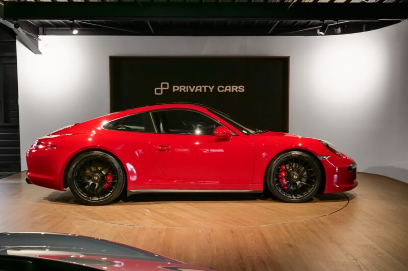 Vue latérale avec jantes noires – PORSCHE – 911 991 GTS – 2015 – Rouge Carmin – 18 900 km – 430 ch – Flat 6 Atmo – Transmission : Sequentielle – Origine Suède – Privaty Cars – Showroom de voitures de sport haut de gamme à 2 heures de Paris en TGV