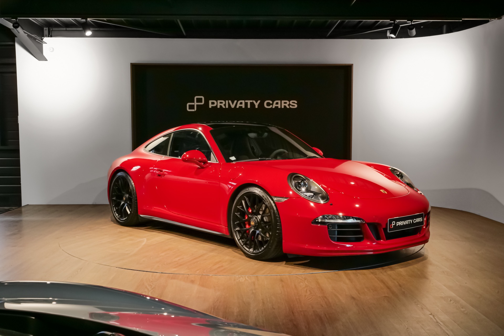 Vue latérale avec jantes noires – PORSCHE – 911 991 GTS – 2015 – Rouge Carmin – 18 900 km – 430 ch – Flat 6 Atmo – Transmission : Sequentielle – Origine Suède – Privaty Cars – Achat et vente de véhicules PORSCHE d’occasion en Charente-Maritime