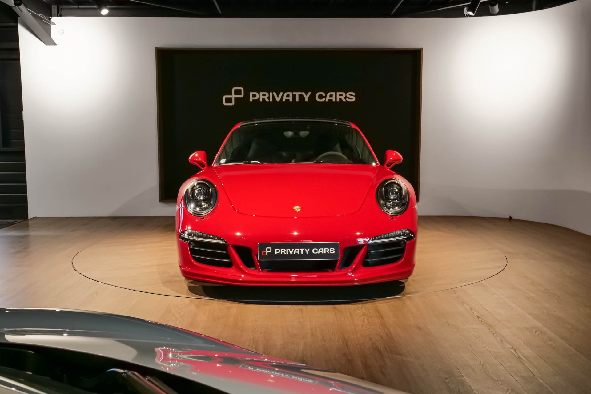 Vue avant avec phares ronds – PORSCHE – 911 991 GTS – 2015 – Rouge Carmin – 18 900 km – 430 ch – Flat 6 Atmo – Transmission : Sequentielle – Origine Suède – Privaty Cars – Reprise cash de voitures de luxe sans obligation d’achat dans l’Ouest de la France