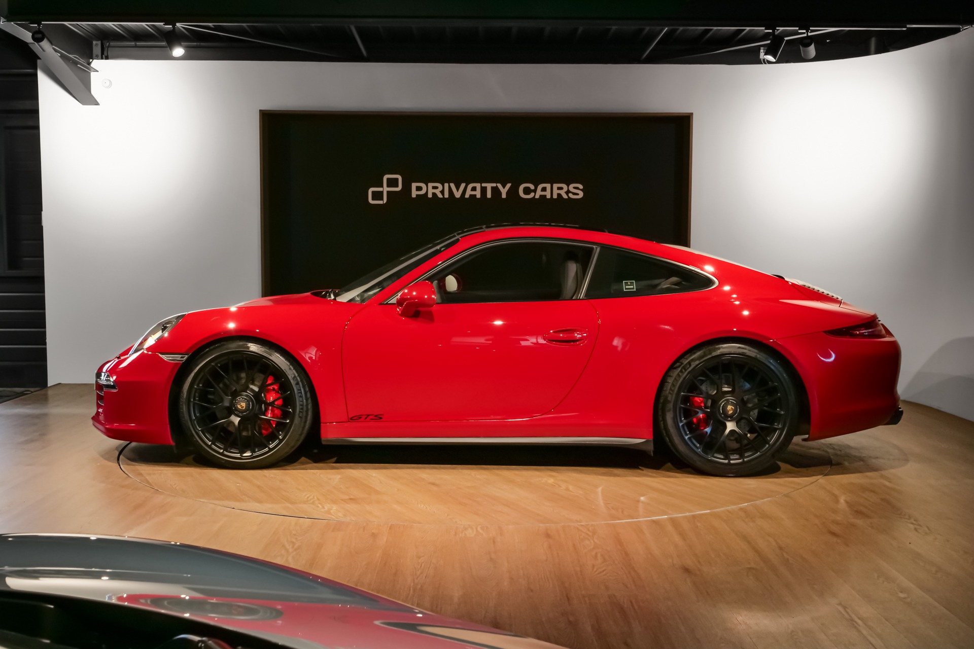 Vue latérale avec jantes noires – PORSCHE – 911 991 GTS – 2015 – Rouge Carmin – 18 900 km – 430 ch – Flat 6 Atmo – Transmission : Sequentielle – Origine Suède – Privaty Cars – Commerce de voitures de sport luxe et premium entre Bordeaux et Nantes