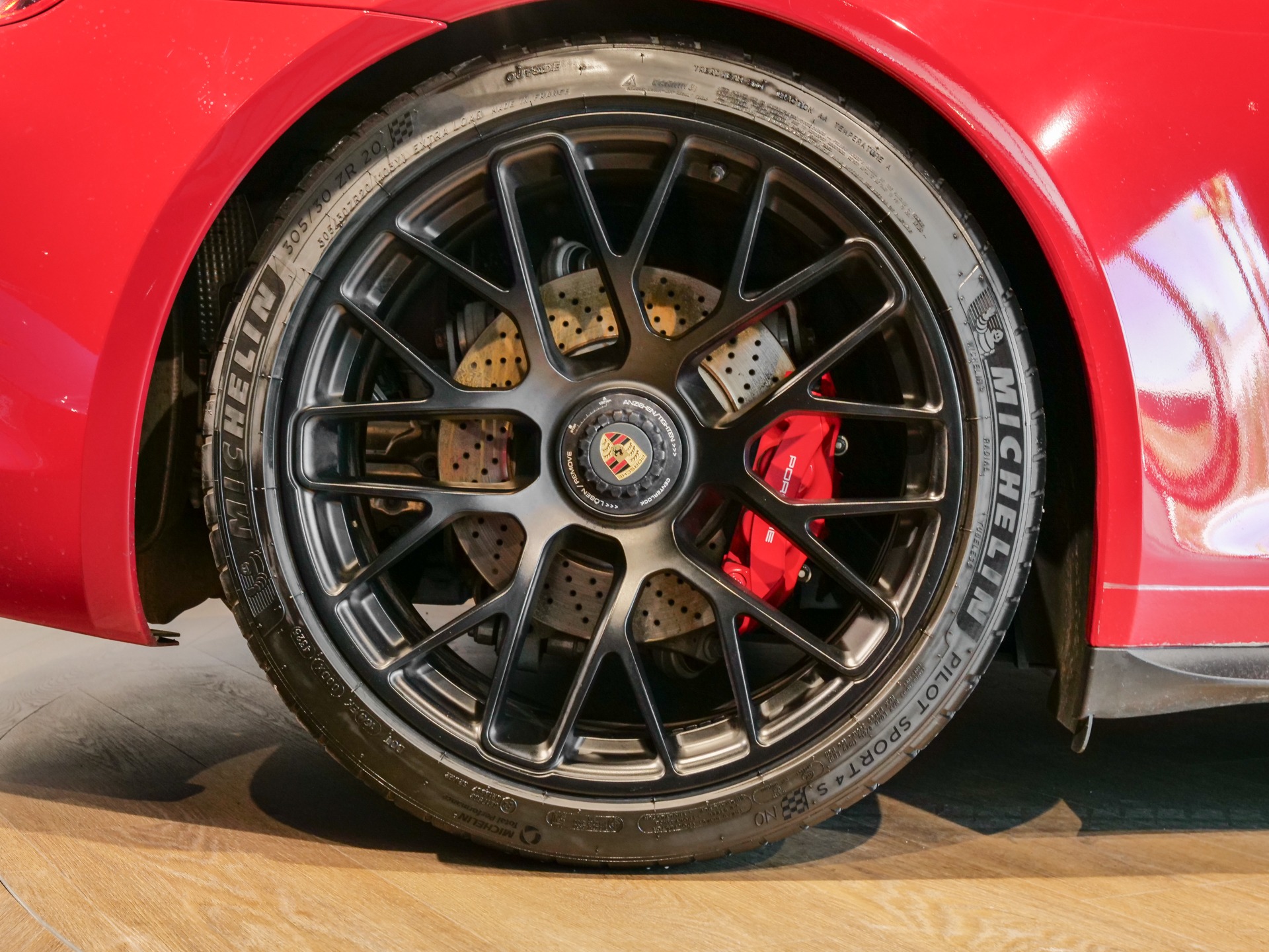 Jantes – PORSCHE – 911 991 GTS – 2015 – Rouge Carmin – 18 900 km – 430 ch – Flat 6 Atmo – Transmission : Sequentielle – Origine Suède – Privaty Cars – Achat et vente de supercars d’occasion entre Bordeaux et Nantes