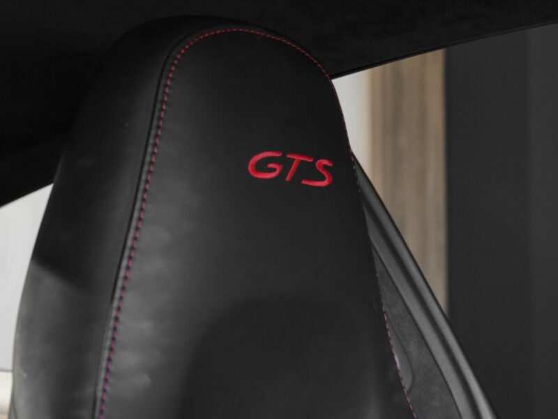 Sièges – PORSCHE – 911 991 GTS – 2015 – Rouge Carmin – 18 900 km – 430 ch – Flat 6 Atmo – Transmission : Sequentielle – Origine Suède – Privaty Cars – Véhicules de sport et de luxe d’occasion en Charente-Maritime