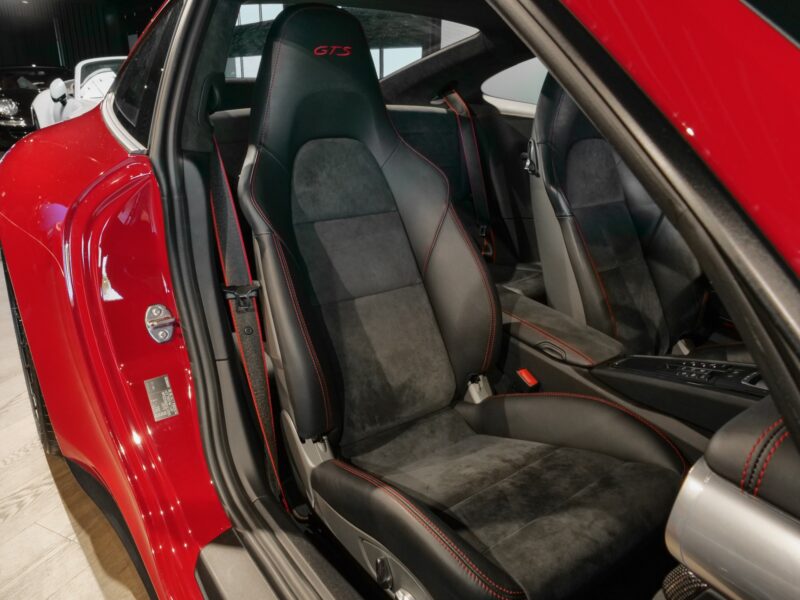Sièges baquets en cuir – PORSCHE – 911 991 GTS – 2015 – Rouge Carmin – 18 900 km – 430 ch – Flat 6 Atmo – Transmission : Sequentielle – Origine Suède – Privaty Cars – Showroom de voitures de sport haut de gamme proche de Bordeaux