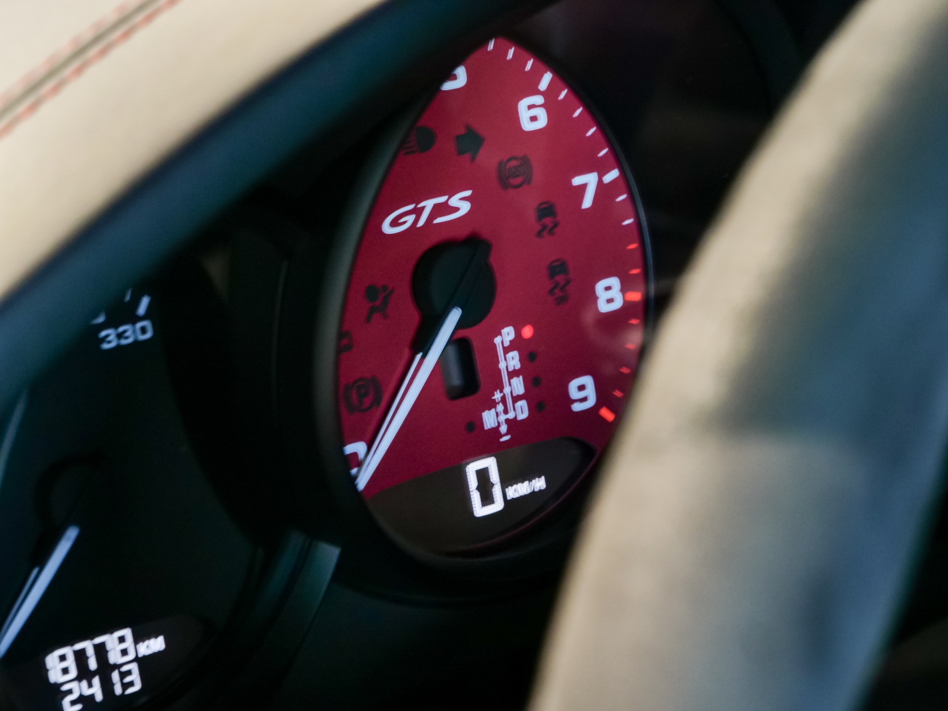 Compteur de vitesse avec fond rouge – PORSCHE – 911 991 GTS – 2015 – Rouge Carmin – 18 900 km – 430 ch – Flat 6 Atmo – Transmission : Sequentielle – Origine Suède – Privaty Cars – Service de courtage et recherche automobile premium près de Niort