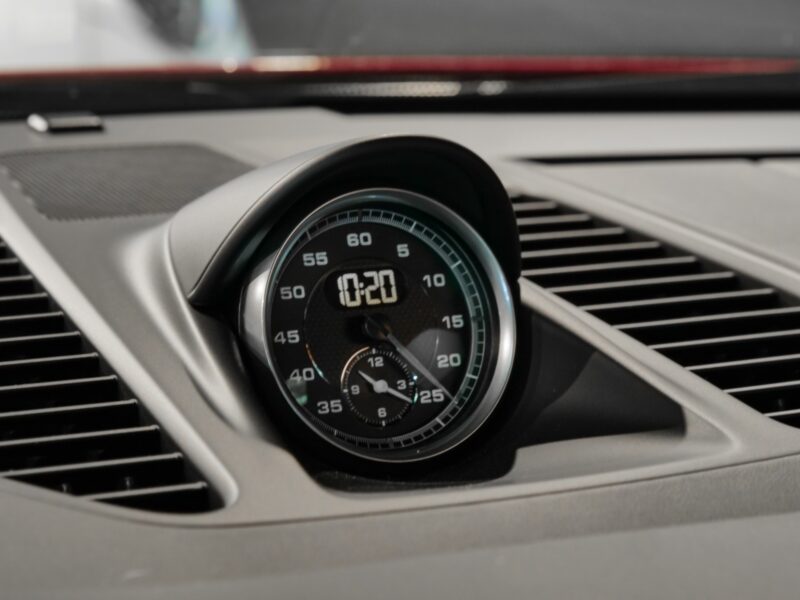 Compteur de vitesse analogique – PORSCHE – 911 991 GTS – 2015 – Rouge Carmin – 18 900 km – 430 ch – Flat 6 Atmo – Transmission : Sequentielle – Origine Suède – Privaty Cars – Dépôt-vente de véhicules PORSCHE dans l’Ouest de la France