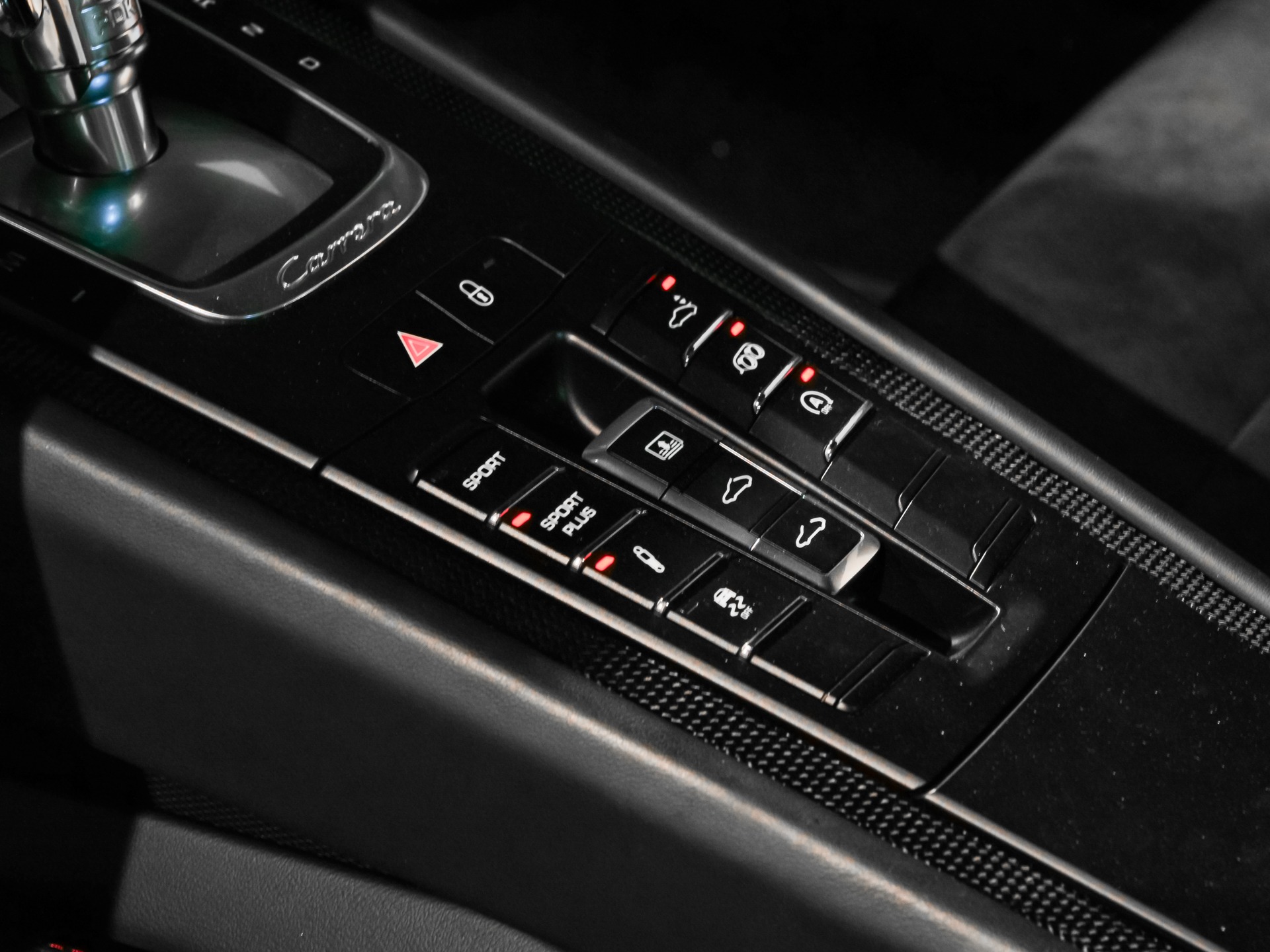 Console centrale avec commandes de conduite – PORSCHE – 911 991 GTS – 2015 – Rouge Carmin – 18 900 km – 430 ch – Flat 6 Atmo – Transmission : Sequentielle – Origine Suède – Privaty Cars – Vente de voitures de prestige d’occasion près de Niort