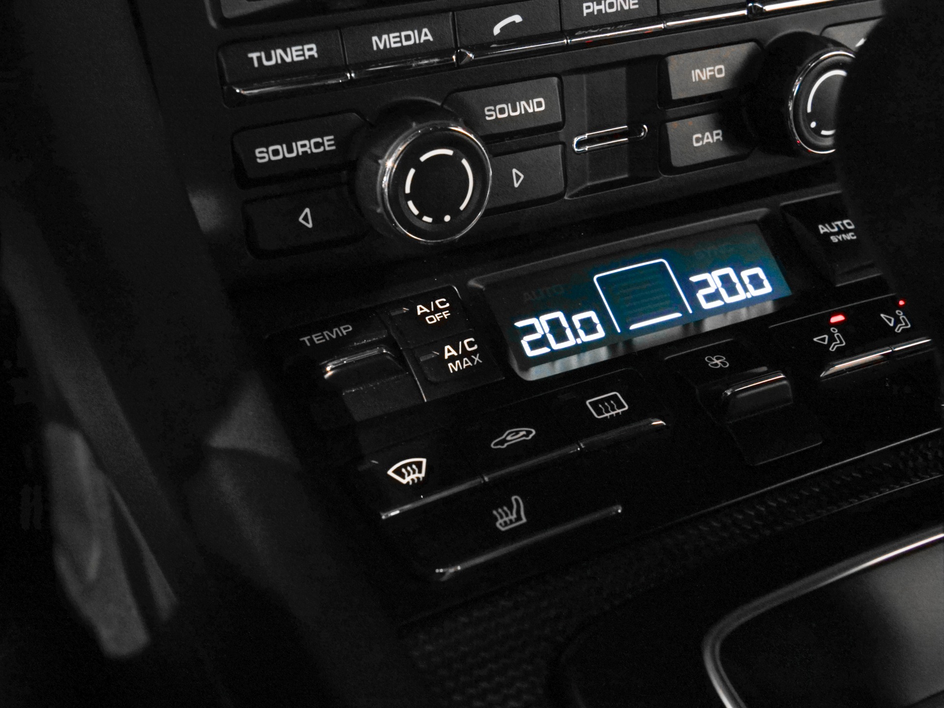 Commandes de climatisation et audio – PORSCHE – 911 991 GTS – 2015 – Rouge Carmin – 18 900 km – 430 ch – Flat 6 Atmo – Transmission : Sequentielle – Origine Suède – Privaty Cars – Spécialiste des supercars d’occasion près de Poitiers