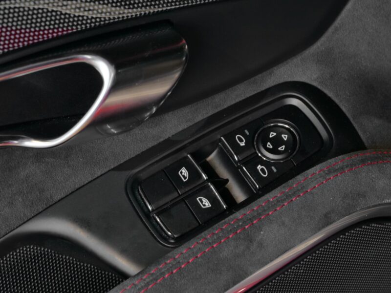 Commandes de fenêtres et rétroviseurs – PORSCHE – 911 991 GTS – 2015 – Rouge Carmin – 18 900 km – 430 ch – Flat 6 Atmo – Transmission : Sequentielle – Origine Suède – Privaty Cars – Achat et vente de voitures de luxe d’occasion proche de Bordeaux