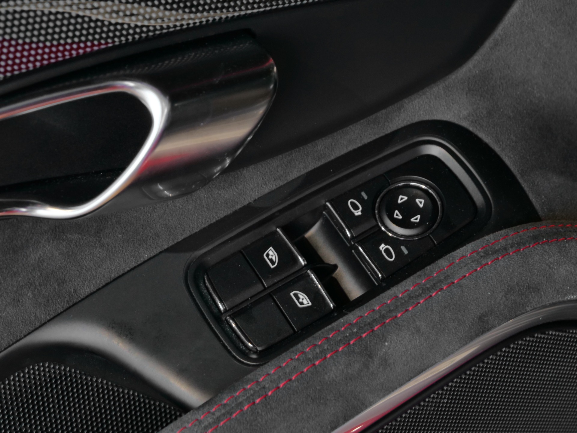 Commandes de fenêtres et rétroviseurs – PORSCHE – 911 991 GTS – 2015 – Rouge Carmin – 18 900 km – 430 ch – Flat 6 Atmo – Transmission : Sequentielle – Origine Suède – Privaty Cars – Achat et vente de voitures de luxe d’occasion proche de Bordeaux