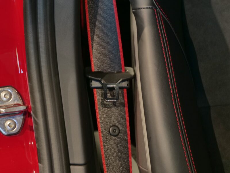 Ceinture de sécurité avec surpiqûres rouges – PORSCHE – 911 991 GTS – 2015 – Rouge Carmin – 18 900 km – 430 ch – Flat 6 Atmo – Transmission : Sequentielle – Origine Suède – Privaty Cars – Véhicules de sport et de luxe d’occasion proche de Bordeaux