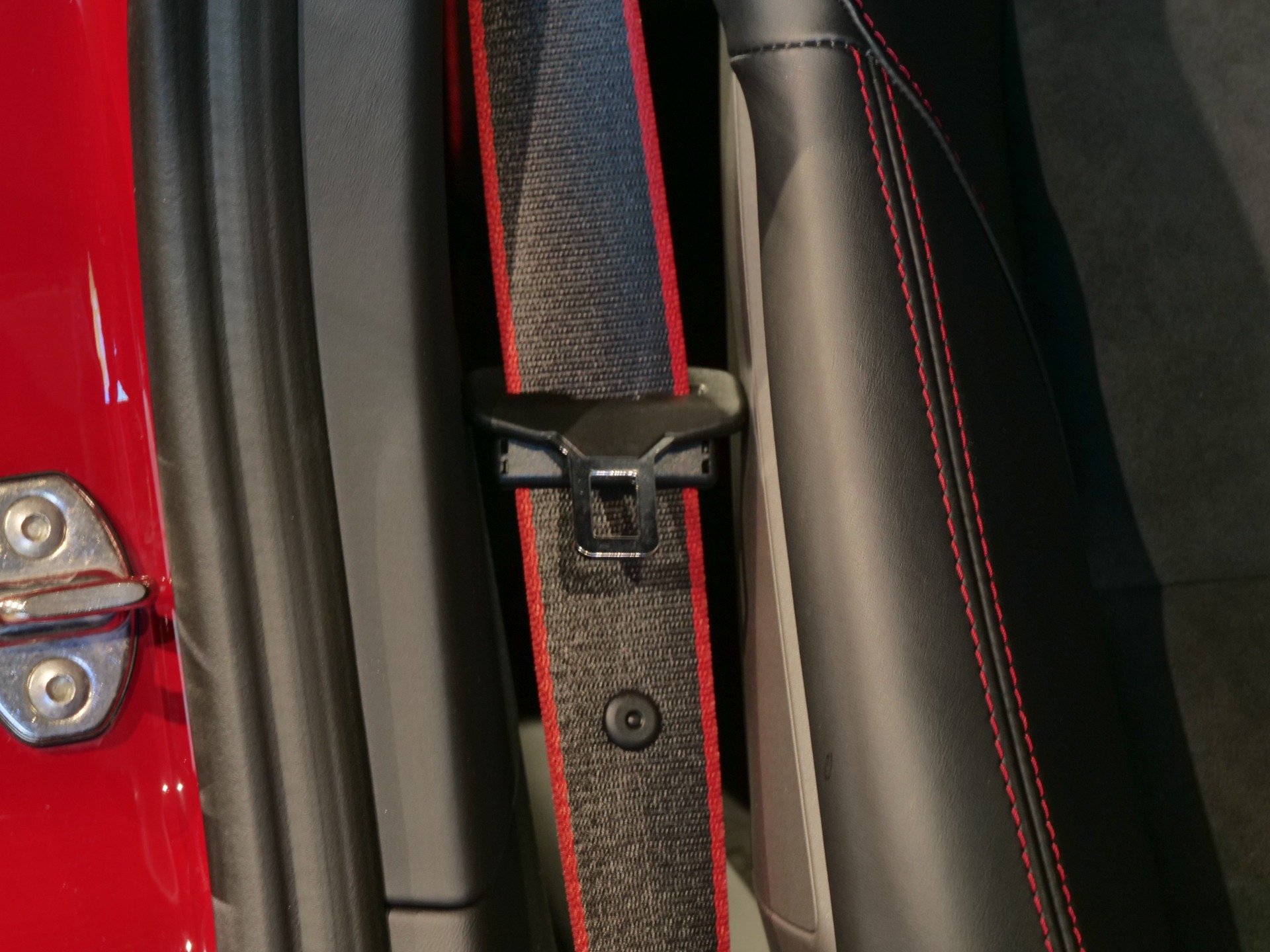 Ceinture de sécurité avec surpiqûres rouges – PORSCHE – 911 991 GTS – 2015 – Rouge Carmin – 18 900 km – 430 ch – Flat 6 Atmo – Transmission : Sequentielle – Origine Suède – Privaty Cars – Véhicules de sport et de luxe d’occasion proche de Bordeaux