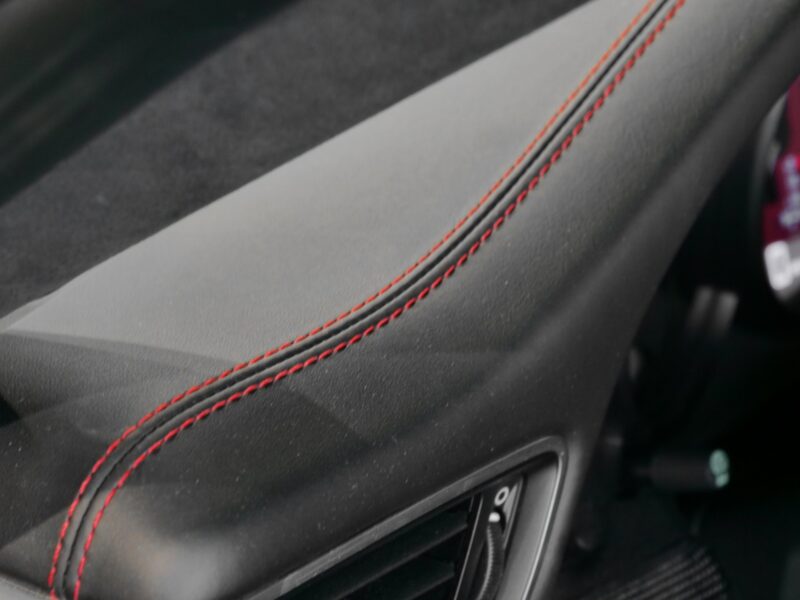 Tableau de bord – PORSCHE – 911 991 GTS – 2015 – Rouge Carmin – 18 900 km – 430 ch – Flat 6 Atmo – Transmission : Sequentielle – Origine Suède – Privaty Cars – Courtage automobile pour véhicules exclusifs dans l’Ouest de la France