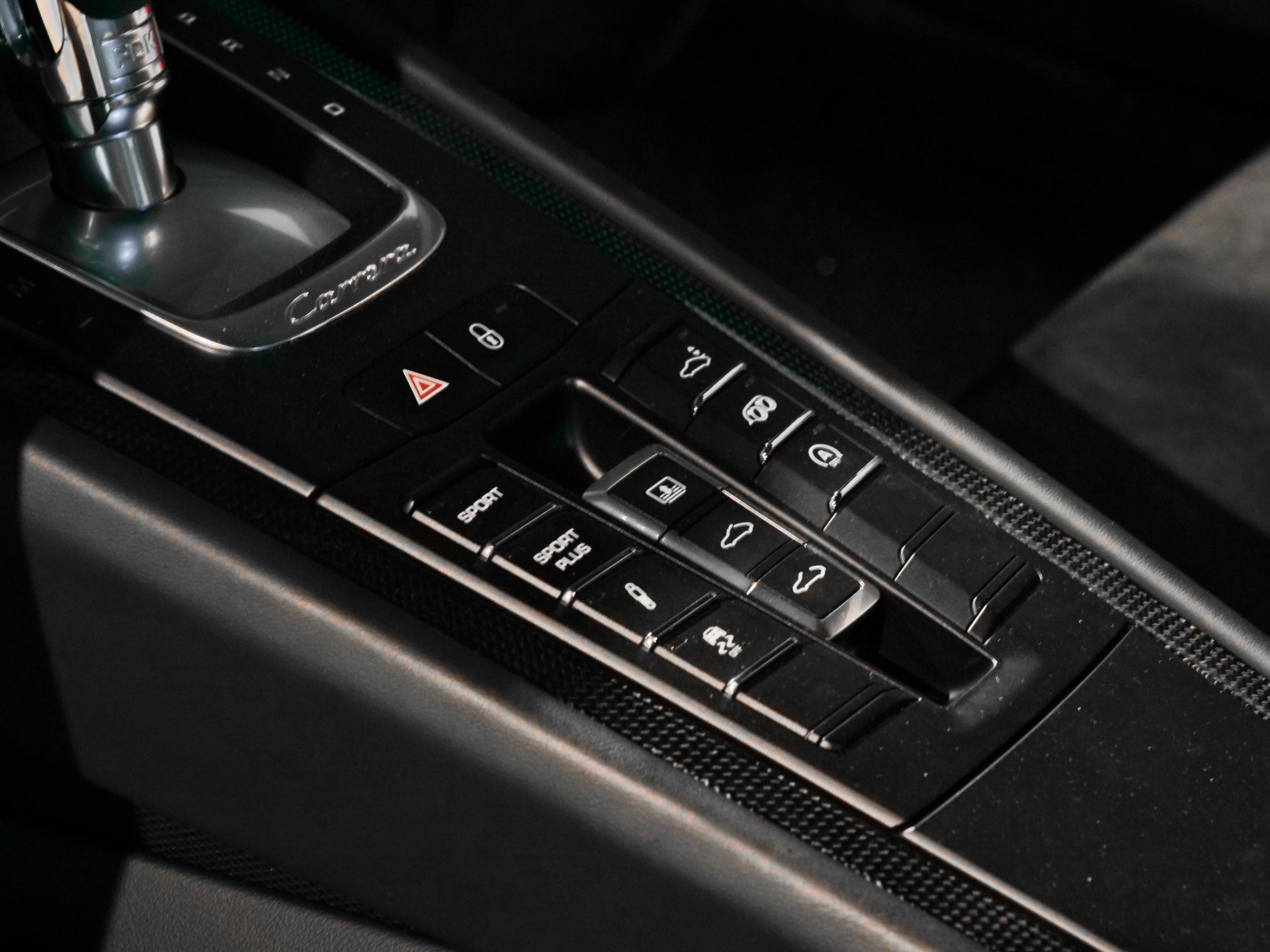 Console centrale avec commandes intégrées – PORSCHE – 911 991 GTS – 2015 – Rouge Carmin – 18 900 km – 430 ch – Flat 6 Atmo – Transmission : Sequentielle – Origine Suède – Privaty Cars – Intermédiaire de confiance vente voiture sport proche de Nantes