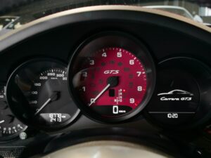 Volant – PORSCHE – 911 991 GTS – 2015 – Rouge Carmin – 18 900 km – 430 ch – Flat 6 Atmo – Transmission : Sequentielle – Origine Suède – Privaty Cars – Intermédiaire de confiance vente voiture sport proche de Nantes