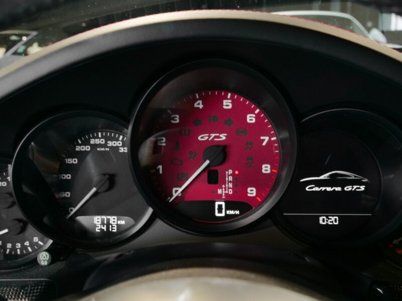 Volant – PORSCHE – 911 991 GTS – 2015 – Rouge Carmin – 18 900 km – 430 ch – Flat 6 Atmo – Transmission : Sequentielle – Origine Suède – Privaty Cars – Intermédiaire de confiance vente voiture sport proche de Nantes